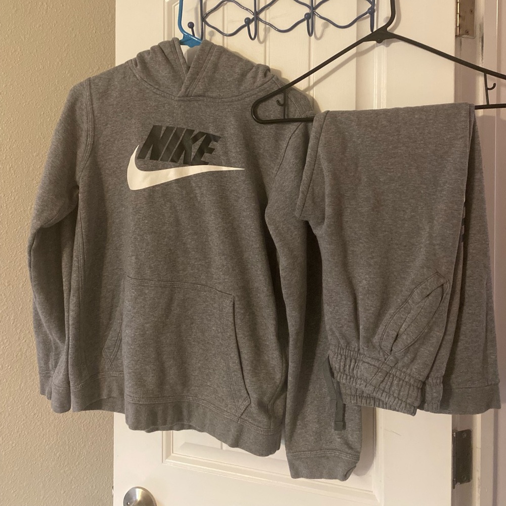 Boys XL Nike Sweatsuit. Perfect for the fall and winter.